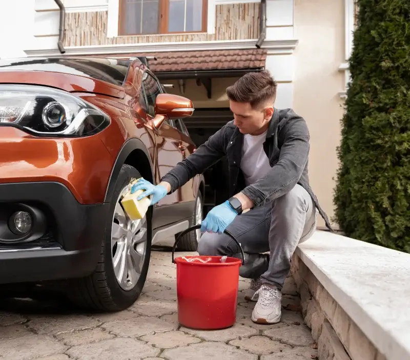 Lavage auto à domicile Hédouville : professionnel intervenant sur un véhicule